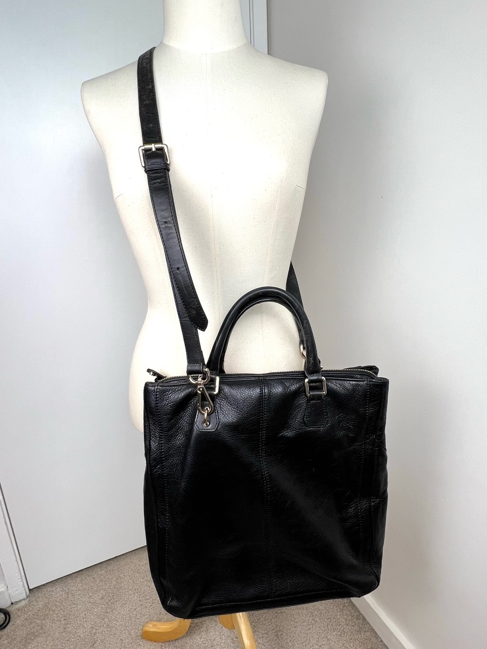 Danier Pebbled Leather Large Convertible Everyday Work Tote Crossbody Black